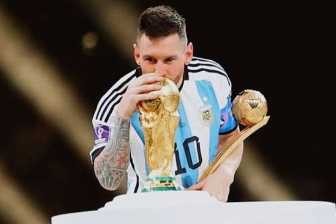Capitán de la Selección Argentina besando la Copa del Mundo